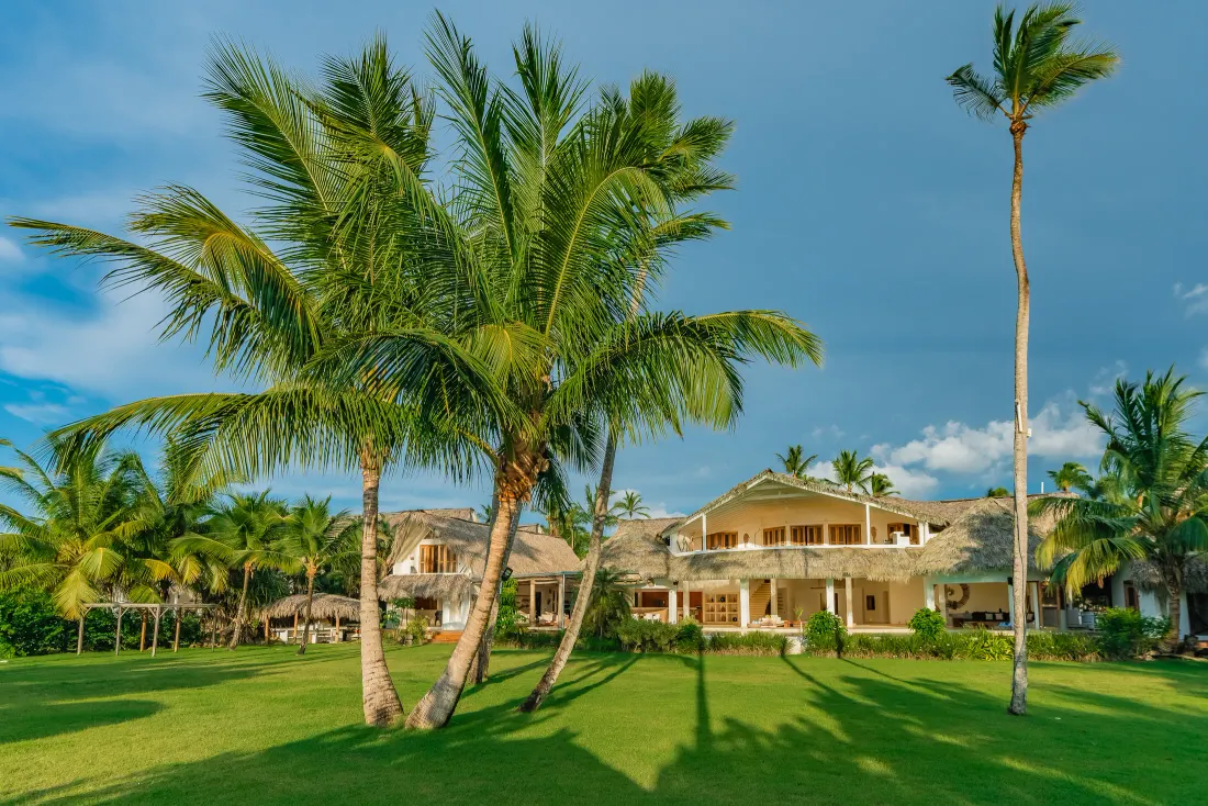 Фасадата на Villa del Mar, обрамчена от палми