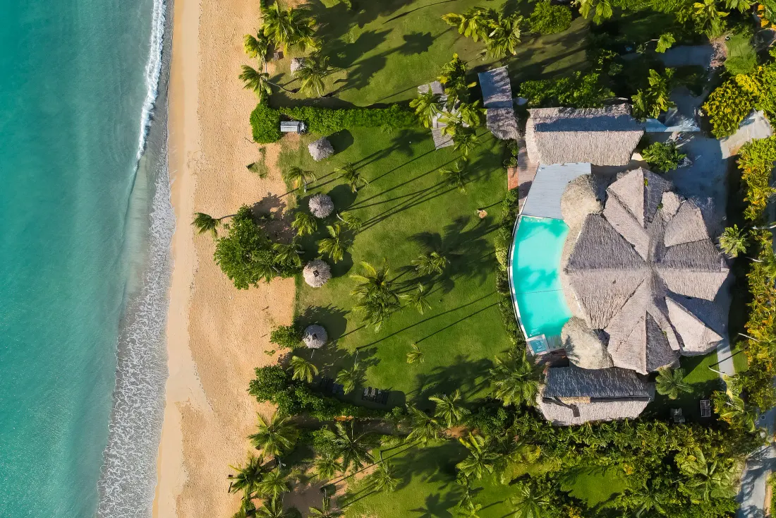 Villa del Mar от въздуха: басейнът, градината и плажът на Playa Cosón